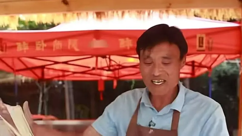 “拉面哥”景区开新店,素面依旧3元一碗,回应:一天卖五六百碗,不能因为出名涨价