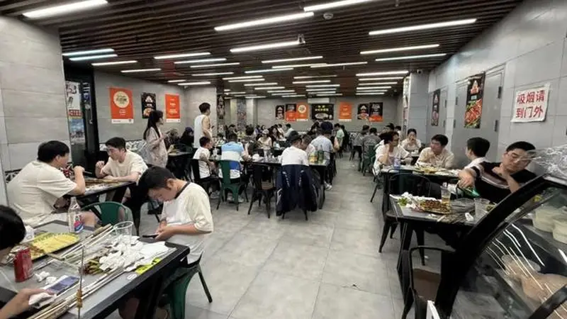 晚上七八点爽吃到凌晨!斜土路上这家烧烤配冰啤,才是夏天真正的“续命局”!