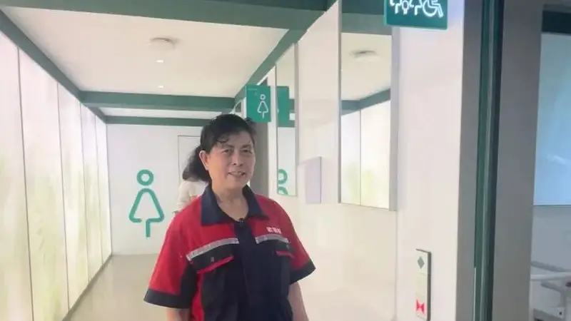 一景区保洁阿姨在厕所吃饭引热议,本人回应:怕小朋友滑倒,干脆就近吃,方便随时巡视