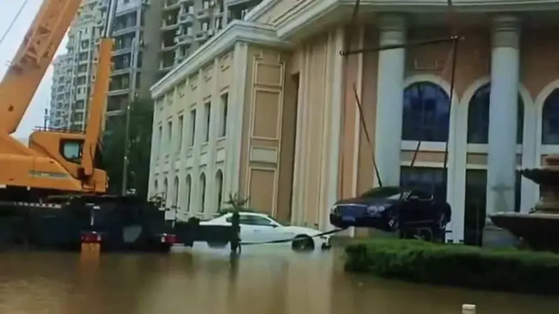 沈阳一宾利车主用大吊车吊起爱车避免泡水,当地居民:今天水已退,拖车拖了一上午的泡水车