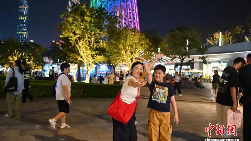 广州塔灯光璀璨成广州暑期热门打卡地