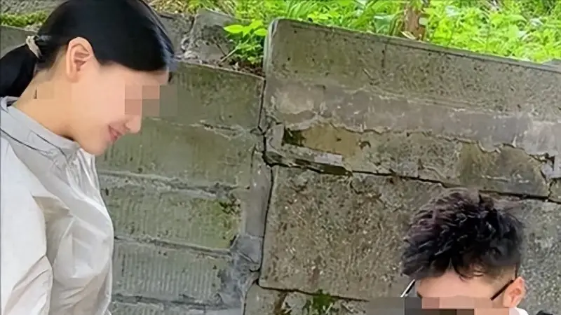 泰山陪爬还是陪“睡”?牵手加钱公主抱另算,这是登山还是选妃?