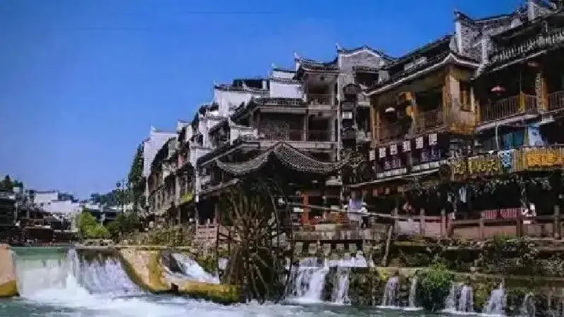 去了趟凤凰古城,沱江边的酒吧一杯饮料六十块,古镇早就变了味