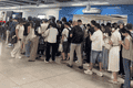 逢包必检逢人必查，深圳地铁安检调整引争议：有人站外淋雨排队、有人争执报警