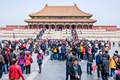 大量欧洲游客涌入中国，打着旅游＂幌子＂，实则另有目的