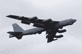 现场画面！美媒：美空军多架B-52轰炸机从英国费尔福德皇家空军基地撤离