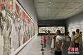 四川成都：“走出巴颜喀拉——李伯安艺术展”吸引参观者