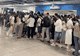 逢包必检逢人必查,深圳地铁安检调整引争议:有人站外淋雨排队、有人争执报警