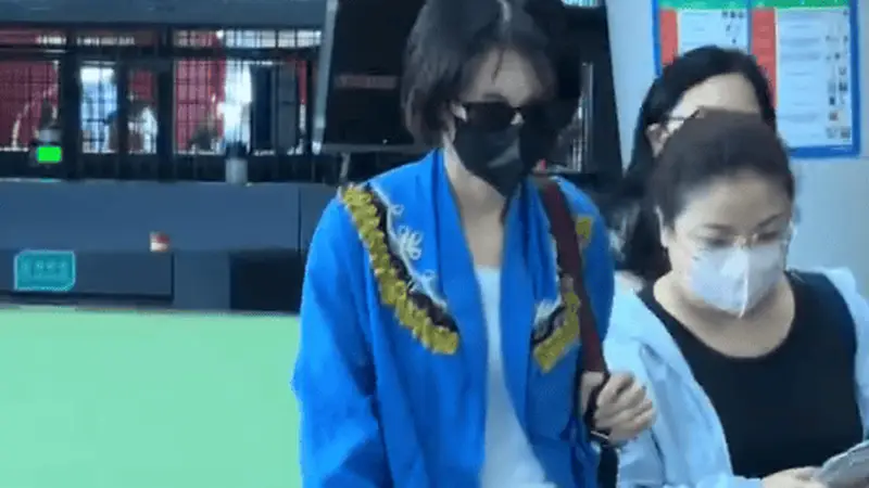 曾沛慈结束《乘风2026》工作后现身 丈夫跟在身后非常低调