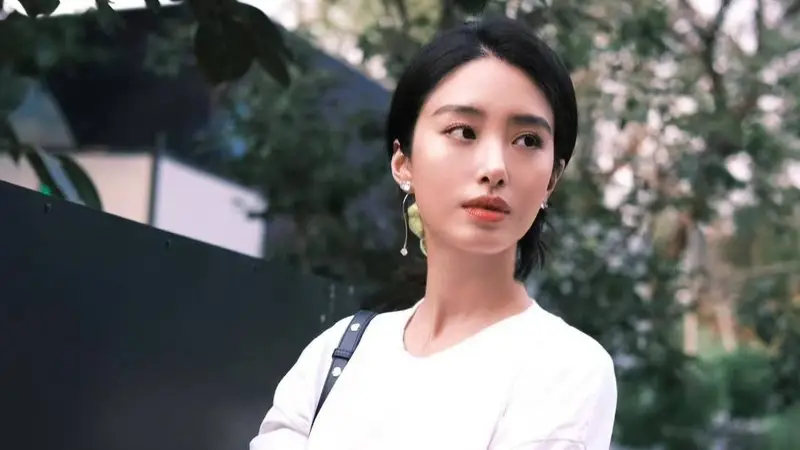 杨采钰的私服穿搭才叫简约,白T配香槟长裙,照着穿也高级显气质