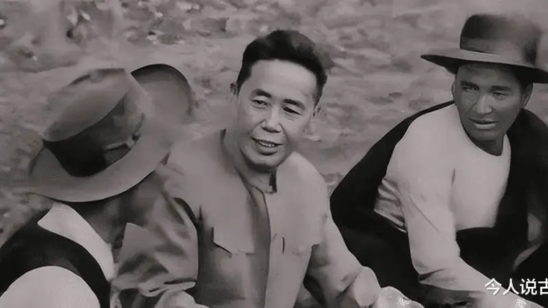 邓小平审阅军史影片,发现有一老部下的身影,当即指示:看了不舒服,去掉他