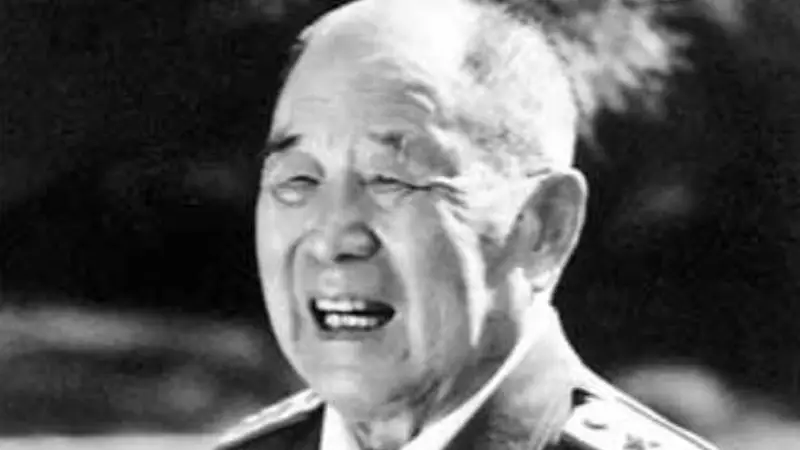 77年李德生探望叶剑英,席间叶帅突然提点:你去看看你们的老政委