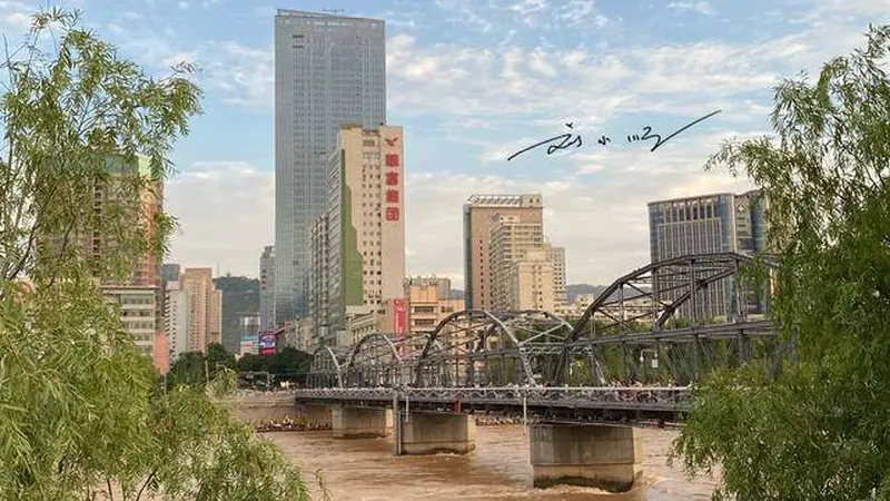 甘肃兰州有一座“黄河第一桥”,已经成为地标建筑,游客都来拍照