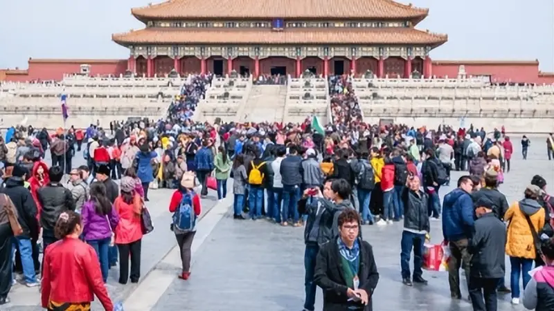 大量欧洲游客涌入中国,打着旅游"幌子",实则另有目的