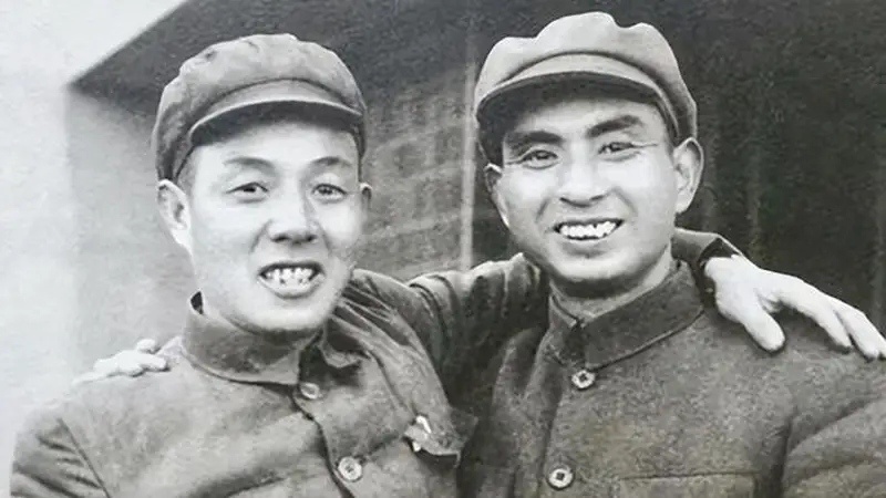 警察局长暗杀解放军司令员，正要动手时，发现对方是自己的弟弟