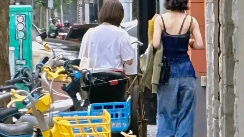 赵丽颖上海街头被偶遇!吊带+阔腿裤,背部线条抢镜,随性感爆棚!