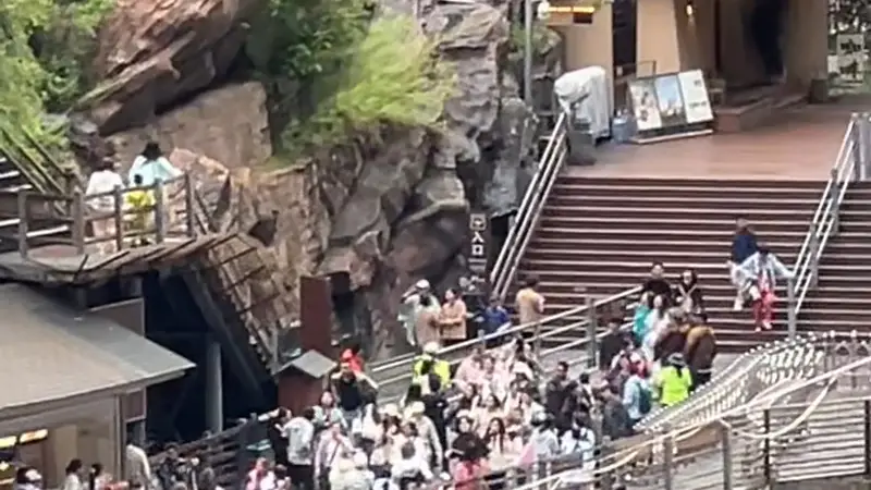 虎跳峡丽江景区附近山体突发崩塌,工作人员反应迅速立即疏散游客