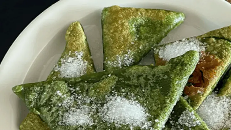 手工艾草麻糍小火煎制,外皮软糯内馅香甜