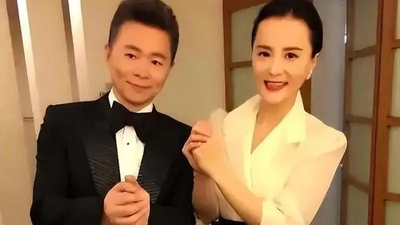 王宏伟娶小13岁钢琴家为妻，结婚整整十七年，他已显老态妻子仍貌美如花