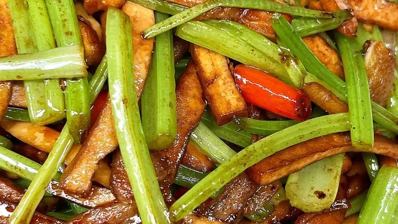 芹菜炒香干:这道家常小炒,炒对了比肉还香!