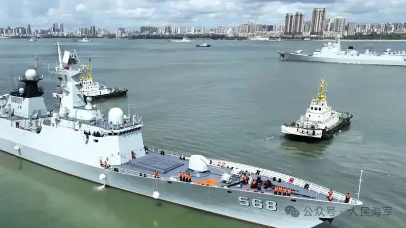 导弹驱逐舰南宁舰、导弹护卫舰衡阳舰抵达香港,首次向港澳民众开放,接受市民登舰参观