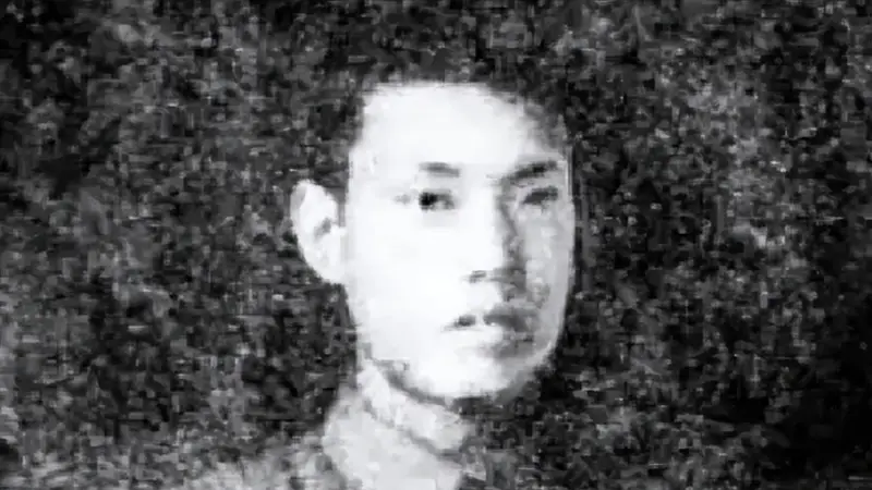 1929年,地下党员丁惟尊叛变,还要带着敌人去火车站抓人,他的妻子知道后,连忙说:“我要回娘家,让我和你一起去火车站吧!”青岛街头照样热闹,人群喧哗,地底却翻涌暗流。一个女人搭丈夫的车去火车站,嘴上说回娘家,心里却要把一条线从刀口上救出来,这趟同行,改变了几个人的命。丁惟尊,地下党...