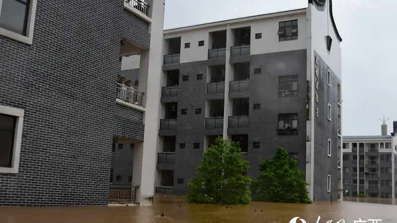 现场直击丨贵港教育园区约1.2万师生受困 救援工作正有序进行