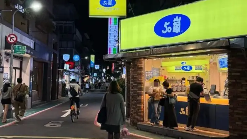排队4小时“顶流”首店,背后是半个奶茶江湖的恩怨情仇