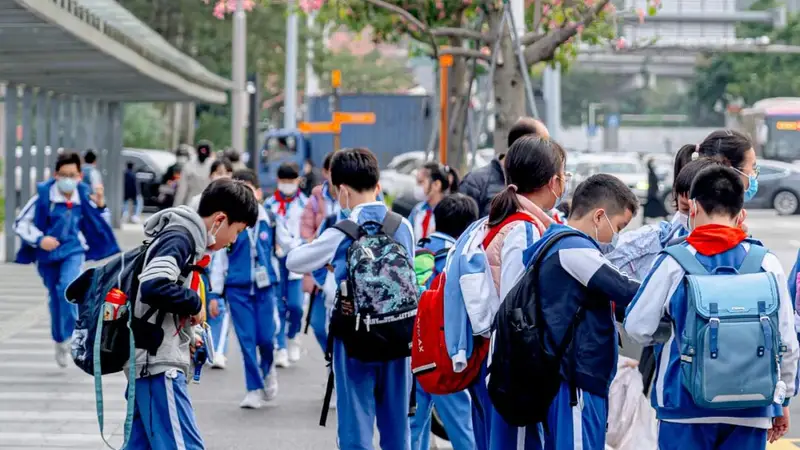 满嘴烂梗的学生,正在“逼疯”深圳教师
