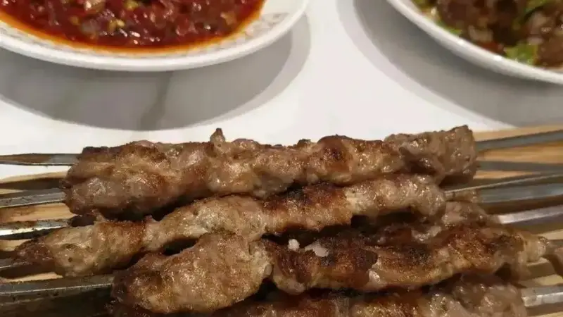 乌鲁木齐最热门的网红拌面馆,这里用餐每天都得排队,很多人称它为拌面天花板