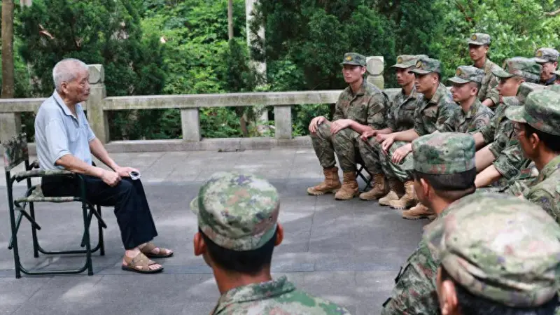 跟着镜头，和官兵共赴沉浸式红色教育