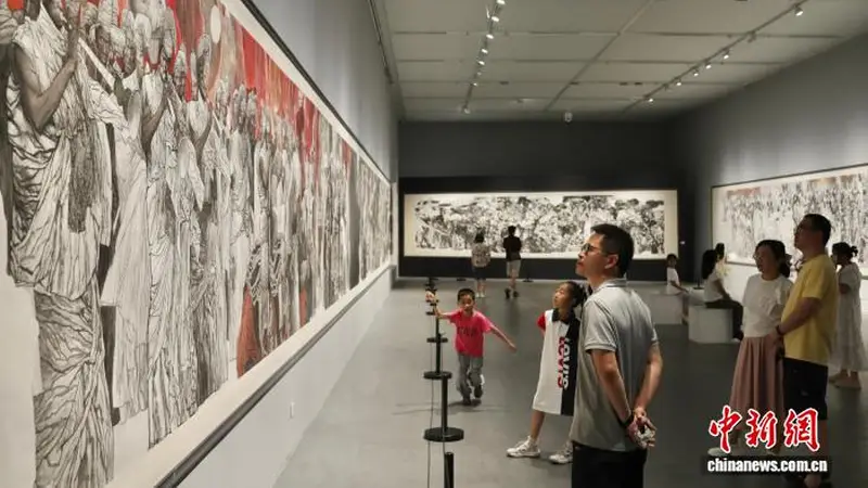 四川成都:“走出巴颜喀拉——李伯安艺术展”吸引参观者