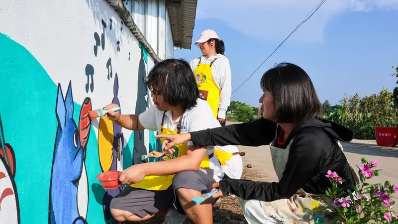 画笔“绘”就振兴路 一位村干部和她的“墙绘乡村梦”