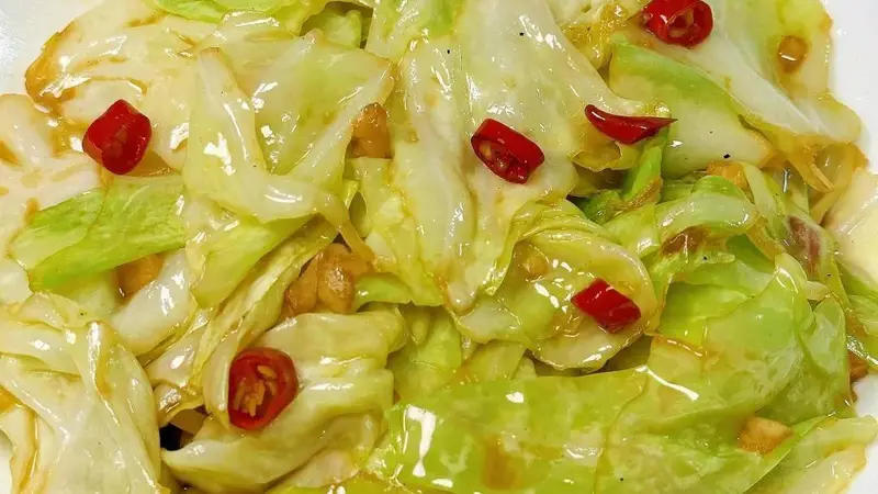 一盘手撕包菜的含金量：脆爽够味不出汤的炒制关键在这里