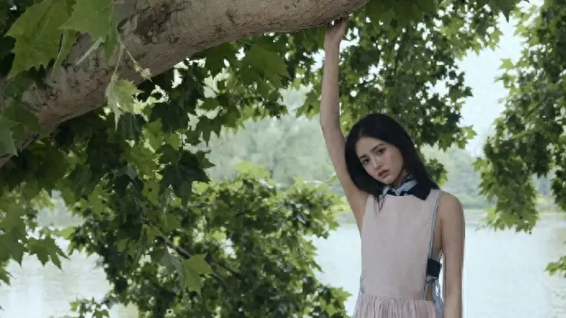雪野时尚芭莎外景大片｜新生代星女郎，林间书写夏日少女絮语