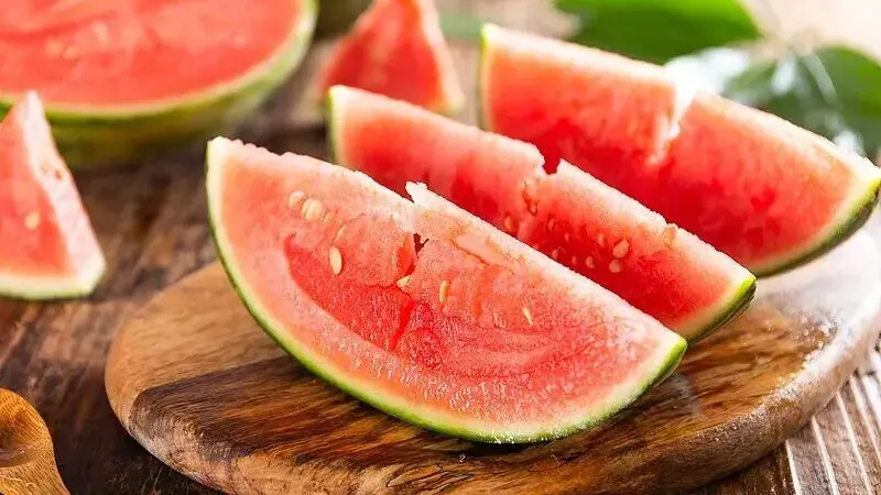 隔夜西瓜一口8400个细菌?隔夜食物到底能不能吃?真相是……