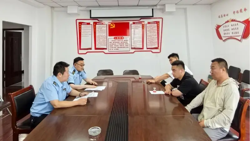 市文化市场综合行政执法队就旅游包车安全问题约谈相关旅行社负责人
