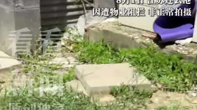 连云港火灾母女坠楼,记者探访事发小区消防通道仍停满车,坠楼处距地面约十二三米