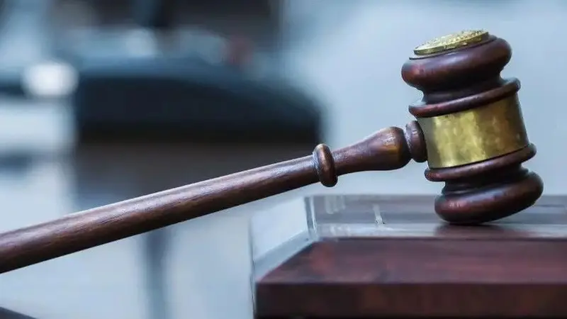 王某与现役军人配偶同居致其怀孕堕胎，破坏军婚，法院判了