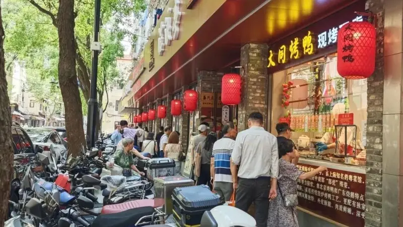 麻酱面人气正旺,老外又跑到淮海路这家老字号吃麻酱冷馄饨了!