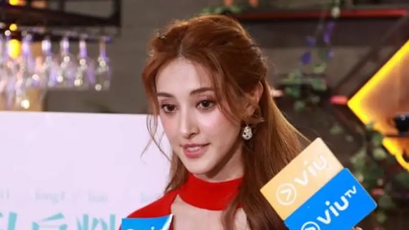女演员带孩子看电影,孩子兴奋叫出声,散场后被观众淋奶油