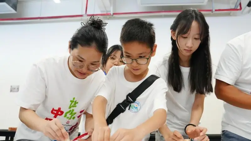 “妈妈的故乡”夏令营开营 华裔青少年体验汉字篆刻