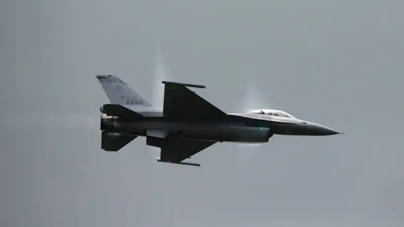 演习首日发生意外事故:台空军一架F-16战机降落时偏离并冲出跑道