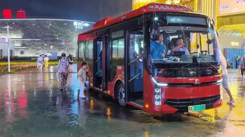 突降大雨服务不降温|啤酒节暖心接驳守护游客出行