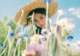 王影璐穿格纹长裙置身野花田间 清新明媚充满田园少女气息