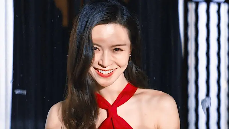 “妻子在试衣间失踪,多年后丈夫在畸形秀上认出了她,此时妻子已经被做成了人彘,真实事件改编”#消失的她看得太爽了 #电影消失的她 #消失的她好适合结伴