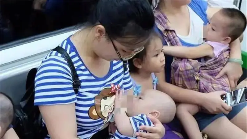 新手妈妈在地铁上喂奶被指责不礼貌,大妈霸气反击,网友:真解气