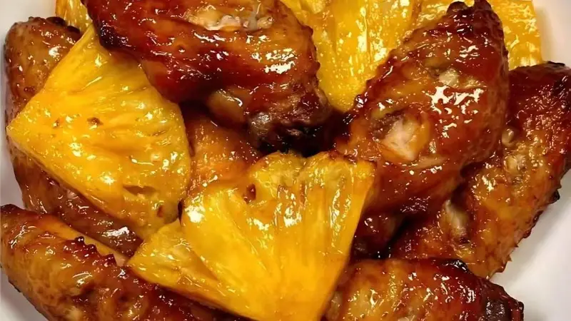 菠萝烤鸡翅：果香爆汁，好吃到舔手指的神仙搭配！