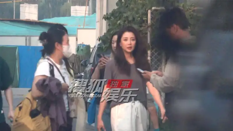 殷桃拍杂志收工下班 简约穿搭依旧凸显绝佳体态