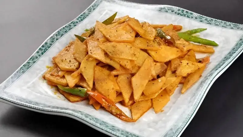土豆别老炖肉了,换个做法,不油炸不费事,比路边摊烧烤还解馋